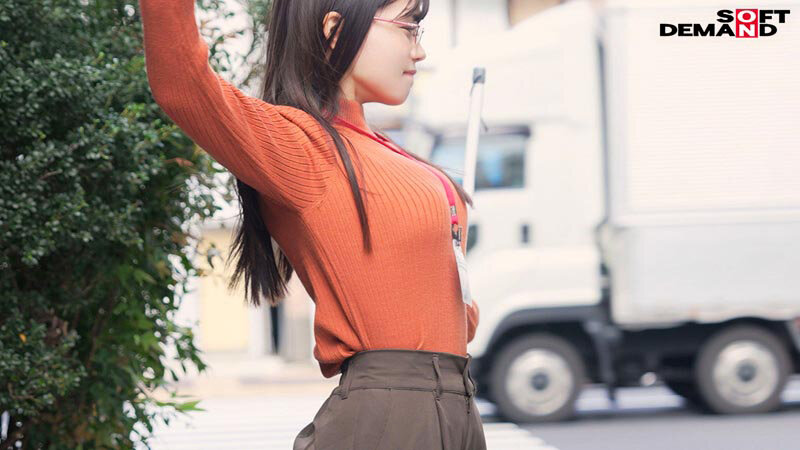 宣伝部勤務の女性が初めてカメラの前で緊張と期待を見せる特典版パッケージ写真