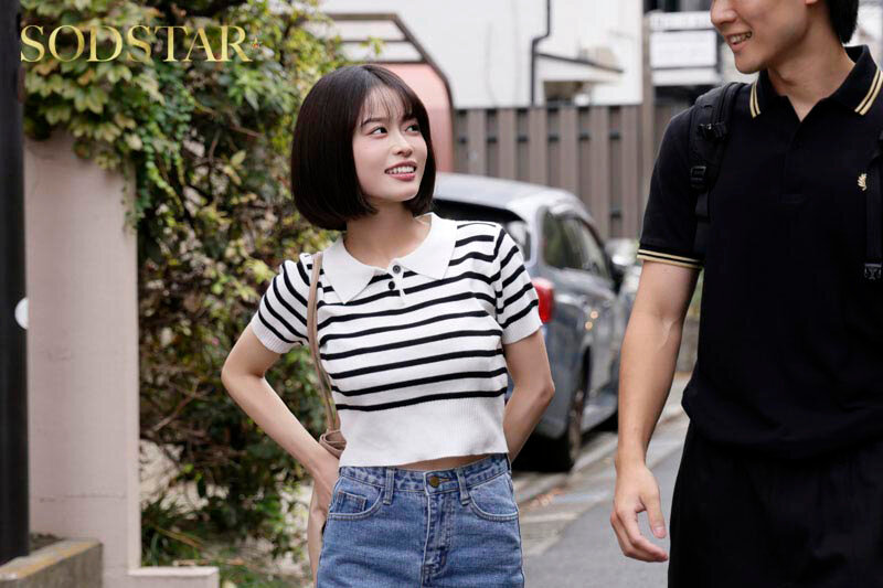 居酒屋の制服姿で戸惑う表情を見せる女子大生風の女性の後ろ姿